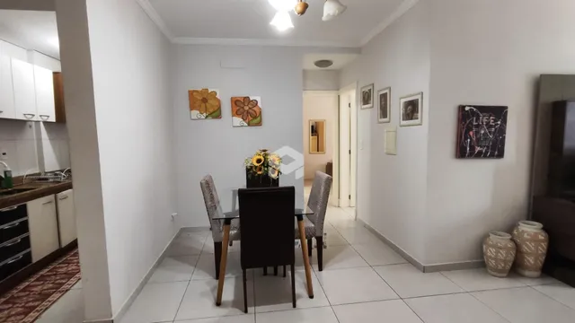 Foto de uma sala de jantar com mesa e cadeiras em um imóvel.