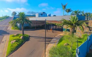 Vista externa de uma propriedade em Lajeado, Brasil, mostrando a entrada e o paisagismo.