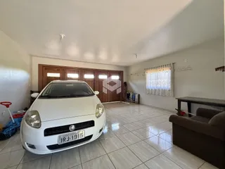 Interior de uma sala de estar com um carro estacionado.