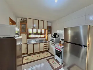 Foto de uma cozinha com armários e eletrodomésticos de aço inoxidável.