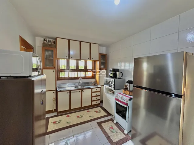 Foto de uma cozinha com armários e eletrodomésticos de aço inoxidável.