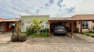Fachada de uma casa em Lajeado, Brasil, com área externa pavimentada.
