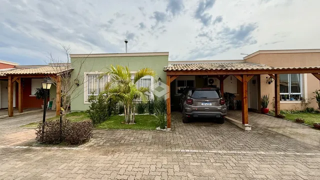 Fachada de uma casa em Lajeado, Brasil, com área externa pavimentada.