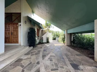Vista da fachada de uma residência em Lajeado, Brasil, com entrada e pátio pavimentado.