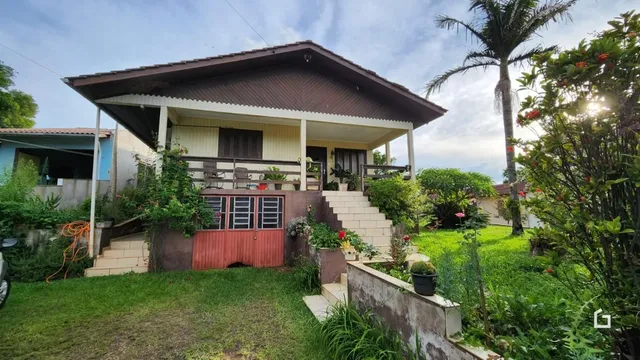 Fachada de uma casa em Lajeado, Brasil com jardim gramado.