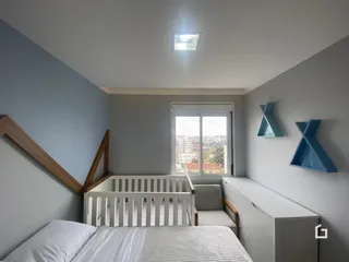 Quarto com cama de madeira e janela em uma sala de estar.