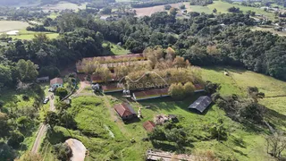 Vista aérea de uma propriedade rural em Lajeado, Brasil, cercada por vegetação densa.