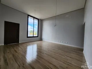 Sala de estar com piso de madeira e grande janela.