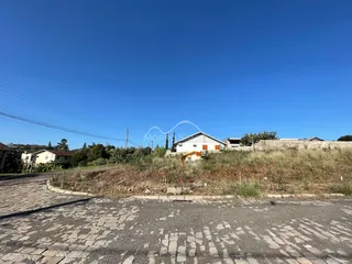 Vista externa de uma residência em Lajeado, Brasil, com vegetação seca no primeiro plano.