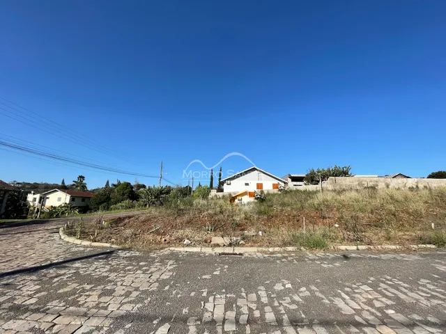 Vista externa de uma residência em Lajeado, Brasil, com vegetação seca no primeiro plano.