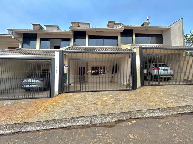 Fachada de uma casa em Lajeado, Brasil com portão de ferro.