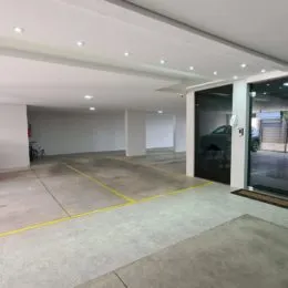 Foto de um espaço interno com piso de concreto e teto branco.