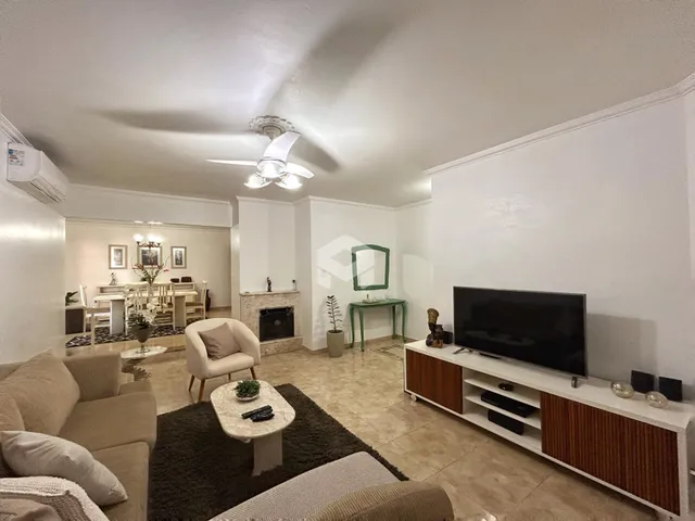 Sala de estar ampla com lareira e área de jantar integrada.