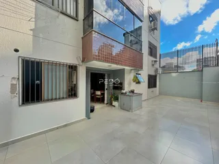 Fachada de um imóvel residencial em Lajeado, Brasil, com varanda e janelas grandes.