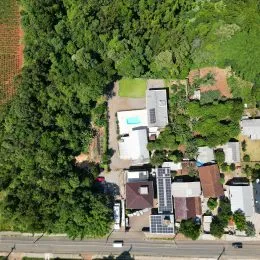 Vista aérea da propriedade residencial em Lajeado, mostrando o terreno e a vegetação circundante.
