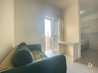 Sala de estar com sofá e porta de vidro iluminada