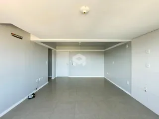 Hall de entrada com paredes brancas e piso claro.