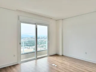 Sala com porta de vidro que oferece vista da cidade.