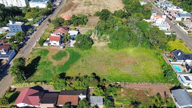 Vista aérea de um terreno com grama e vegetação em Lajeado, Brasil.