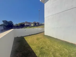 Vista externa de um quintal gramado de uma propriedade em Lajeado.