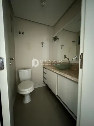 Foto de um banheiro em um corredor de imóvel no Brasil.