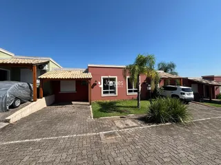 Fachada de uma casa em Lajeado, Brasil, com jardim e entrada pavimentada.