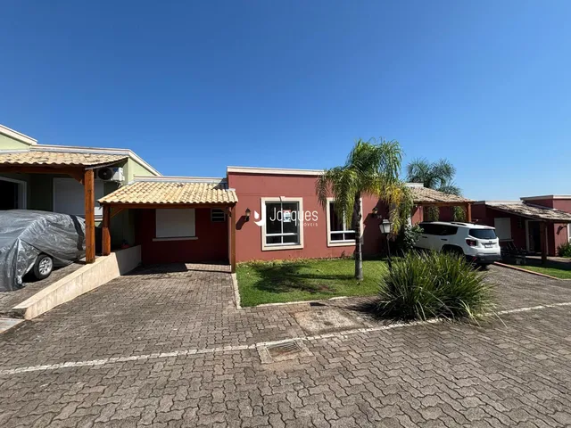 Fachada de uma casa em Lajeado, Brasil, com jardim e entrada pavimentada.