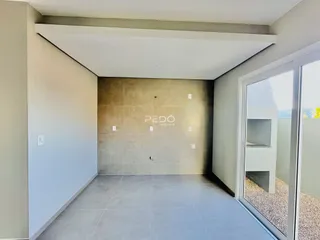Hall de entrada com parede de destaque texturizada em um imóvel.