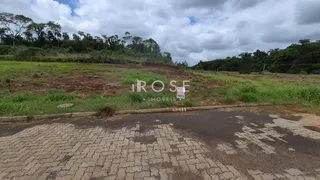 Vista da propriedade com vegetação e terreno gramado.