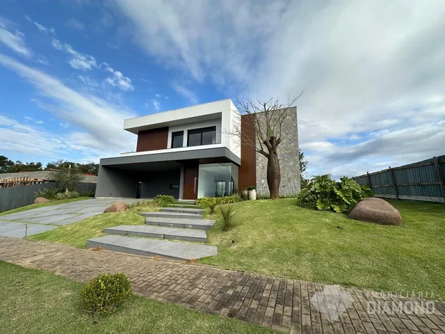Casa com 6 dormitórios