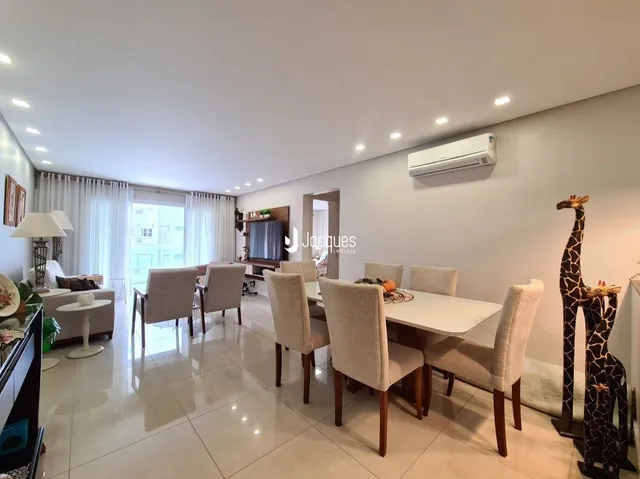 Sala de estar com piso de cerâmica e ar-condicionado instalado.