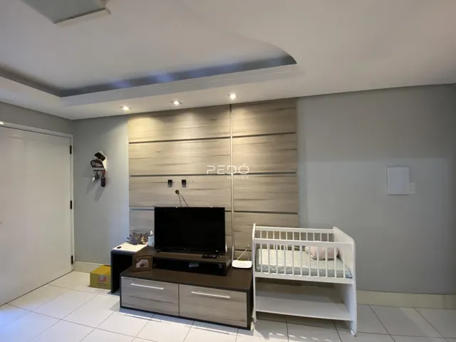 Quarto com cama e painel de madeira na sala de um imóvel.