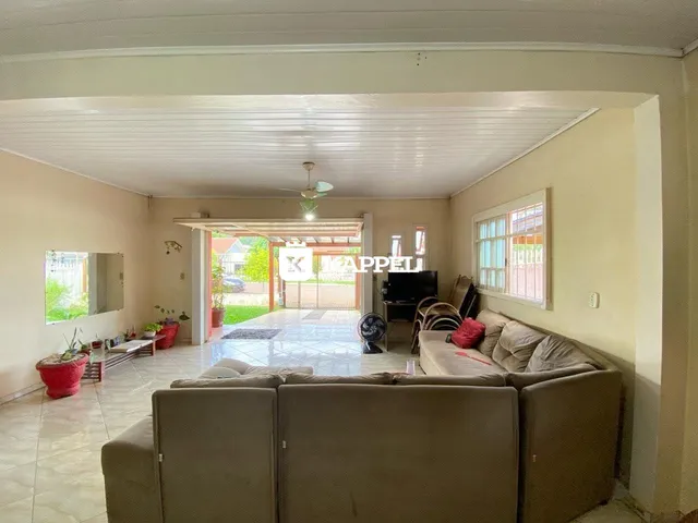 Sala de estar com sofá e vista para o pátio.