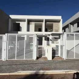 Fachada de um imóvel residencial com grandes portas de vidro em Lajeado, Brasil.