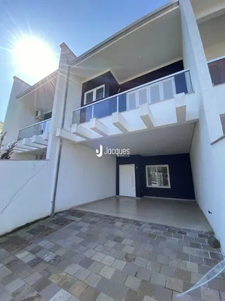 Fachada de um imóvel residencial em Lajeado, Brasil, com varanda.