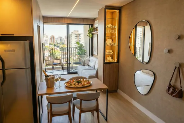 Sala de estar com vista para a varanda e paisagem urbana.