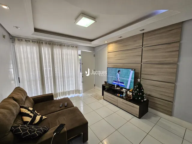 Sala de estar com sofá e painel de madeira na residência.