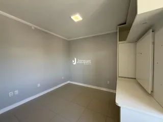 Ambiente interno com paredes cinzas e piso claro.