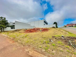 Vista externa de uma propriedade em Lajeado, Brasil, com terreno gramado e construção branca.