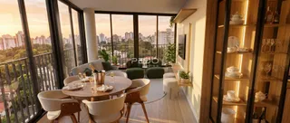 Sala de estar com vista para a paisagem urbana através de grandes janelas.