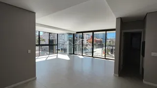 Sala ampla com grandes janelas de vidro que proporcionam muita luz natural.