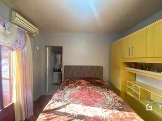 Quarto com cama e armários em madeira.