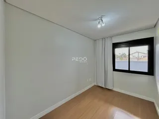 Sala de estar com piso de madeira e janela de grande porte.