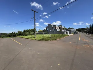 Vista externa de uma propriedade em Lajeado, Brasil, mostrando a rua e o terreno.