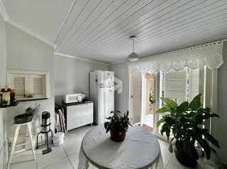 Ambiente interno claro com piso de cerâmica e móveis brancos.