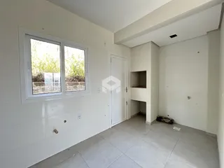 Foto de um interior com paredes brancas e piso claro.