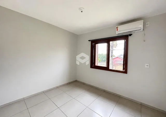 Quarto interno com paredes brancas e piso de cerâmica.