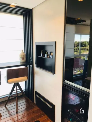 Vista da janela de um ambiente interno com piso de madeira.