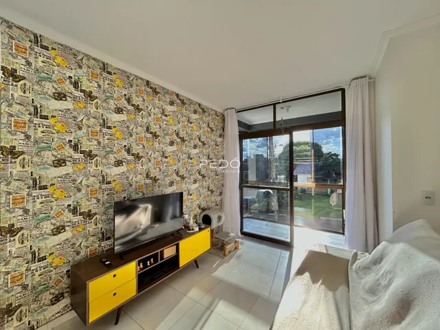 Sala de estar com parede de papel de parede com tema de jornal.