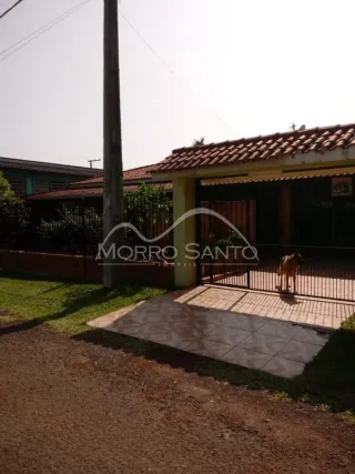 Área externa pavimentada com piso de madeira em uma residência em Lajeado.